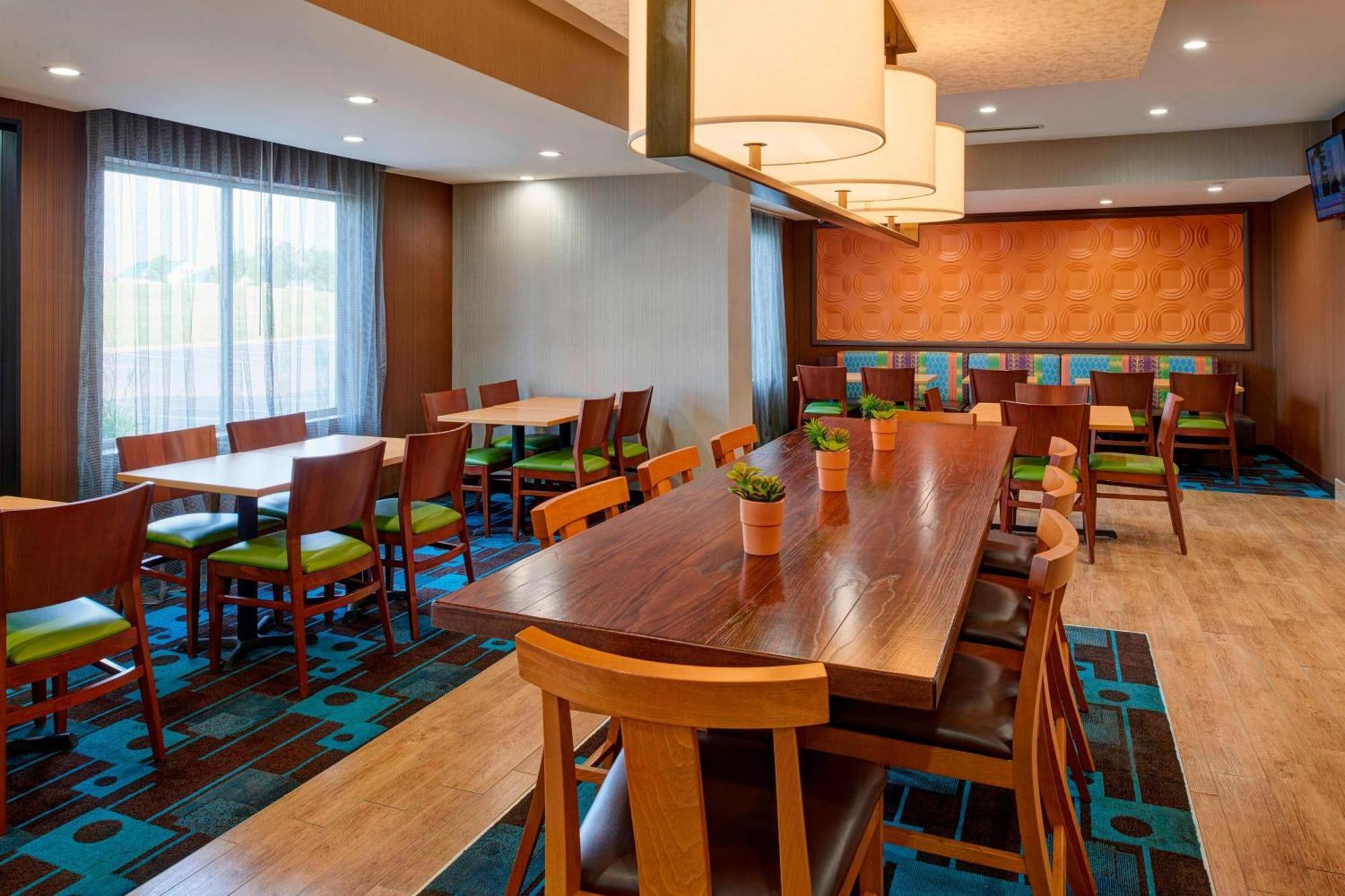 Fairfield Inn By Marriott Richmond New Paris Bagian luar foto