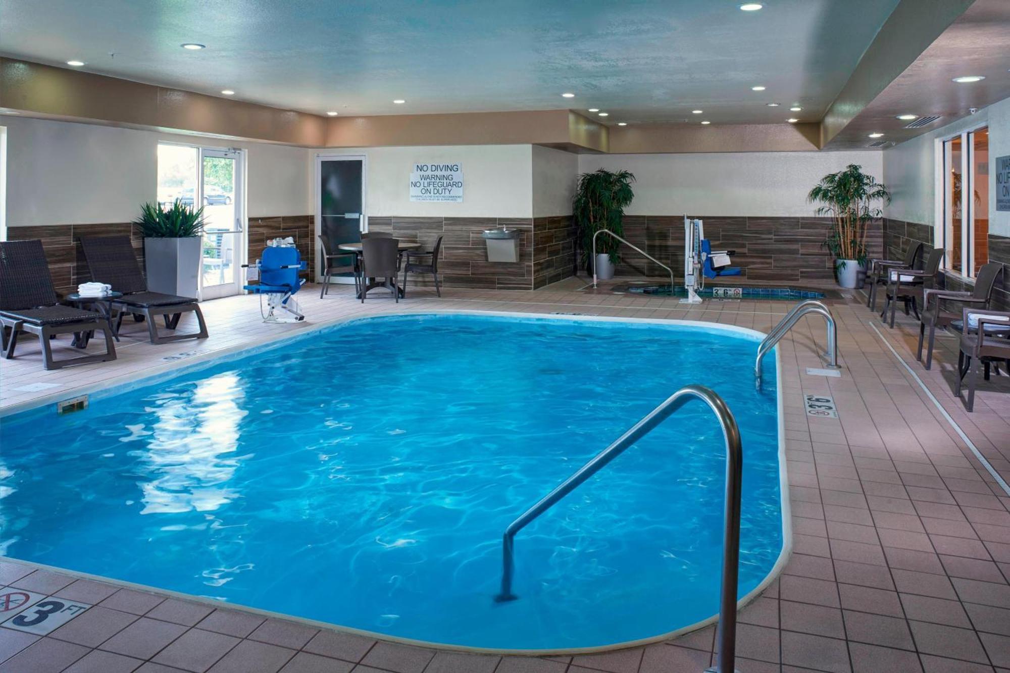 Fairfield Inn By Marriott Richmond New Paris Bagian luar foto