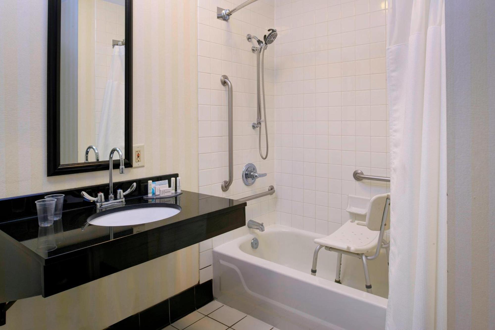 Fairfield Inn By Marriott Richmond New Paris Bagian luar foto