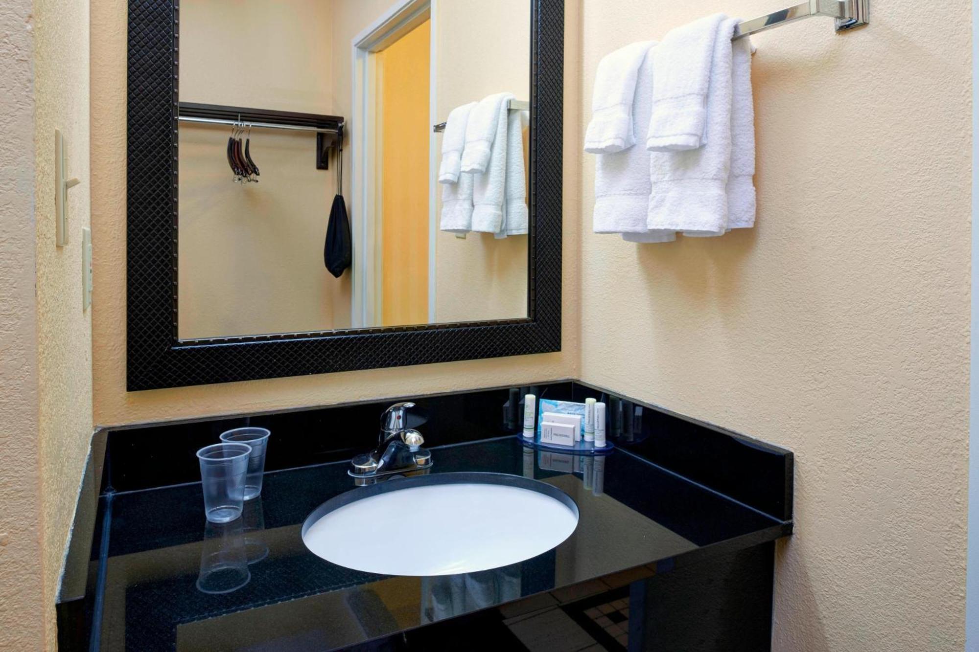 Fairfield Inn By Marriott Richmond New Paris Bagian luar foto