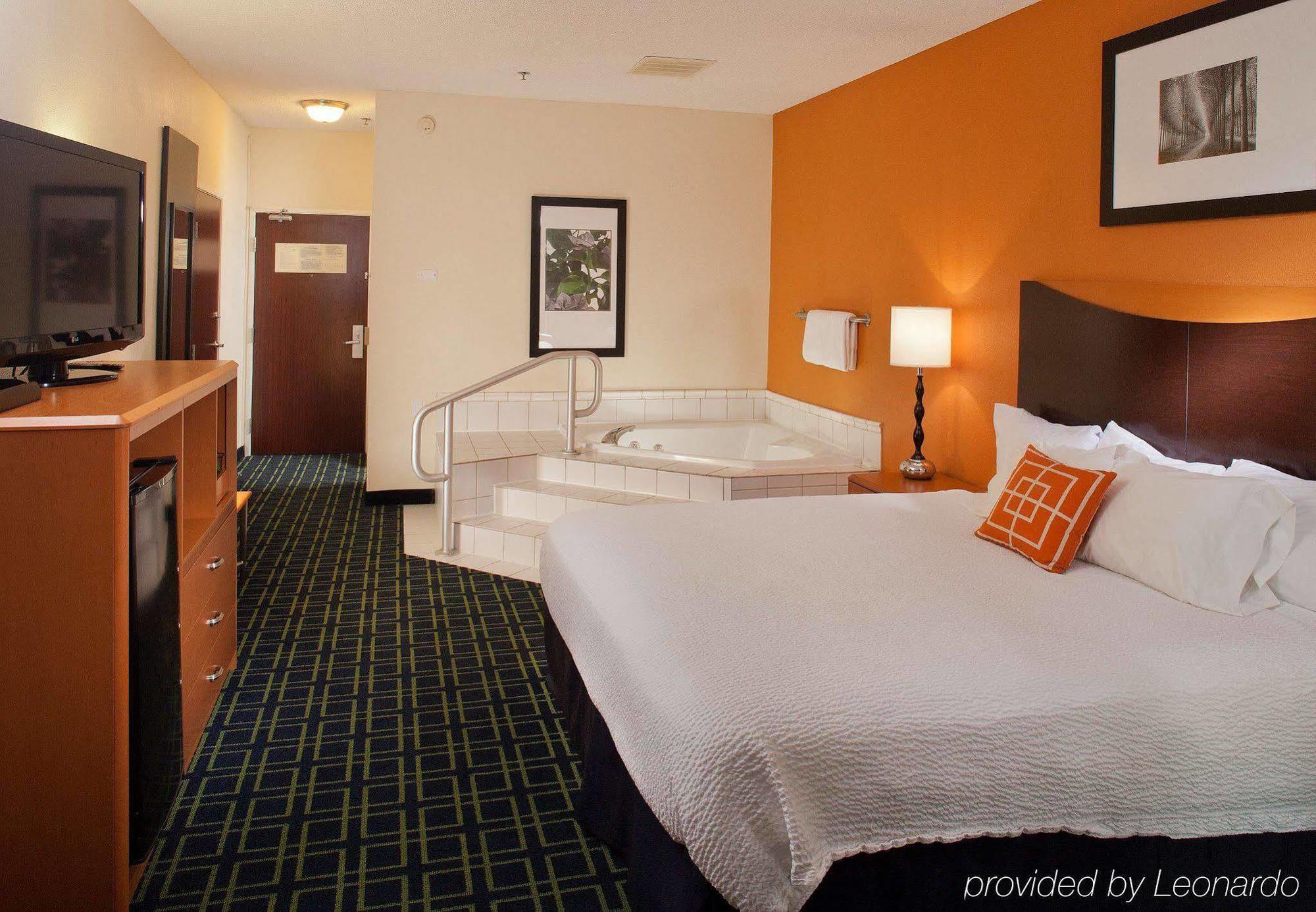 Fairfield Inn By Marriott Richmond New Paris Bagian luar foto