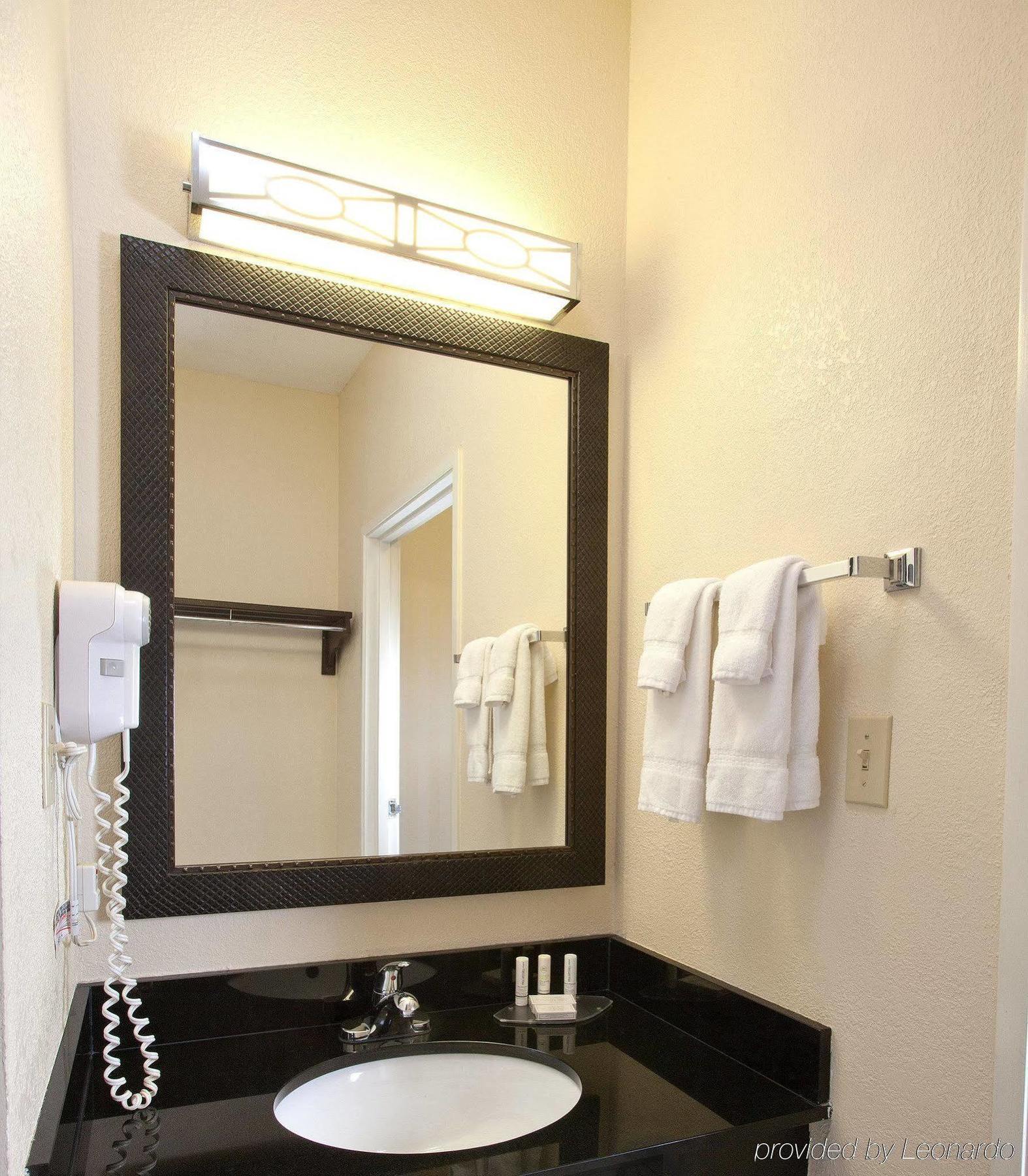 Fairfield Inn By Marriott Richmond New Paris Bagian luar foto