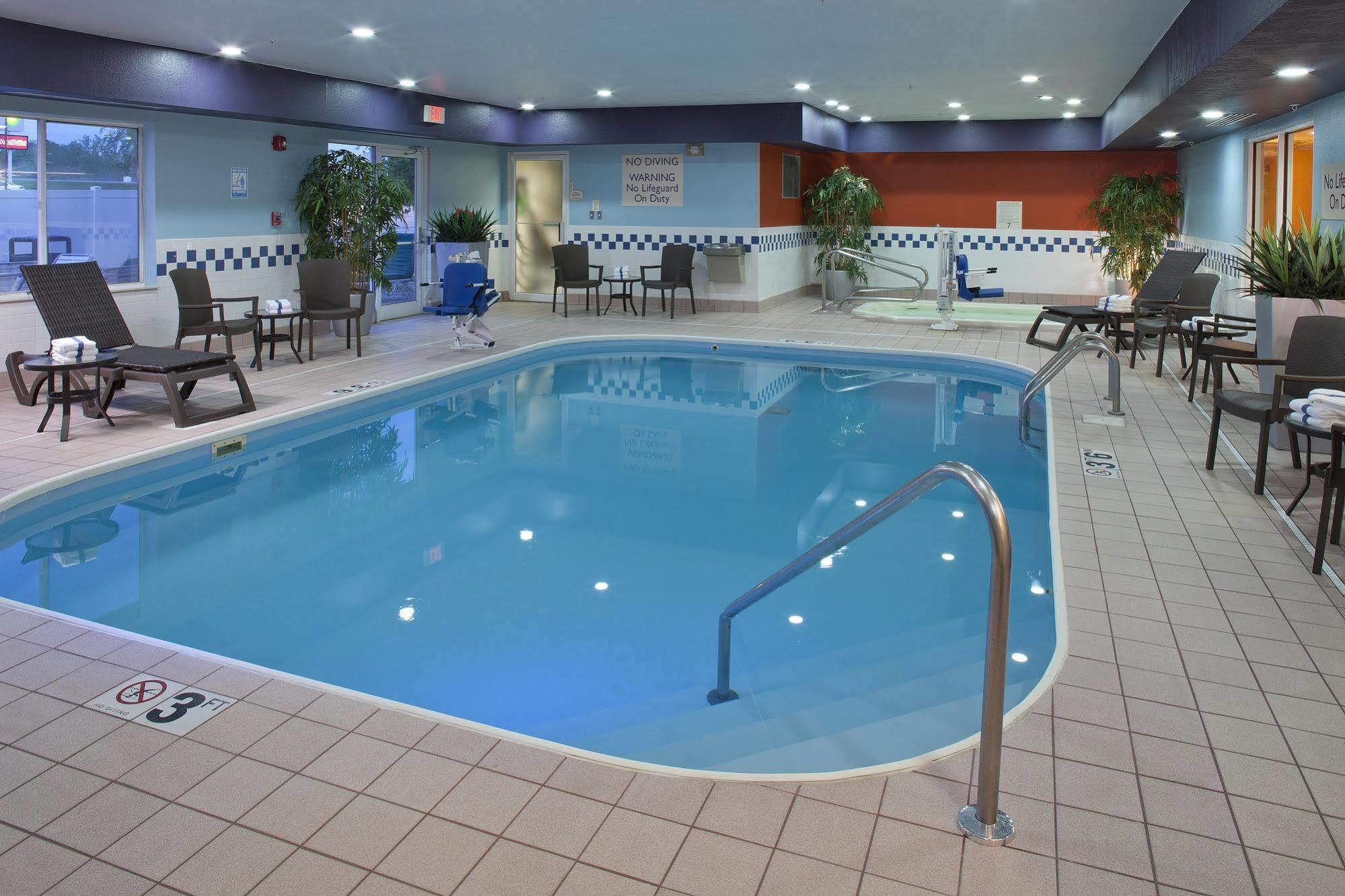 Fairfield Inn By Marriott Richmond New Paris Bagian luar foto