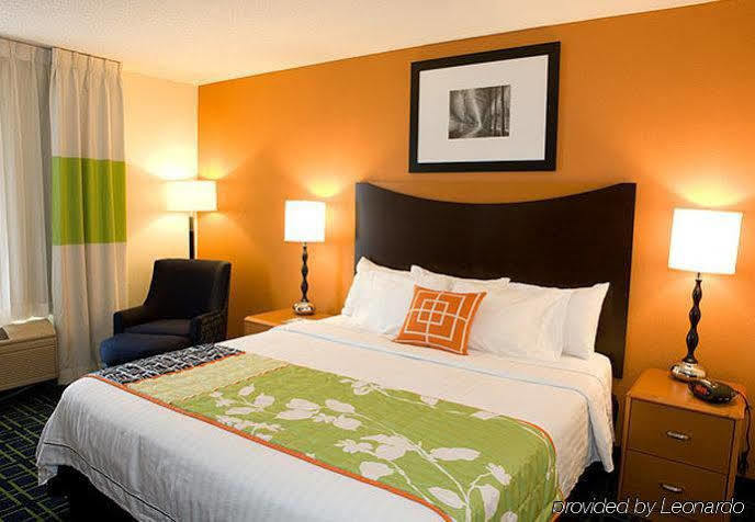 Fairfield Inn By Marriott Richmond New Paris Bagian luar foto